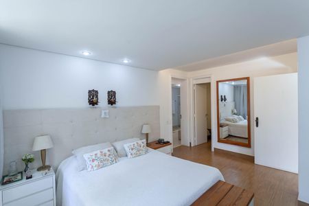 Casa à venda com 1832m², 4 quartos e 6 vagas Casa à venda com 1832m², 4 quartos e 6 vagasSuíte