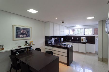 Casa à venda com 1832m², 4 quartos e 6 vagas Casa à venda com 1832m², 4 quartos e 6 vagasCozinha
