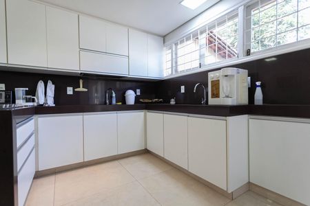 Casa à venda com 1832m², 4 quartos e 6 vagas Casa à venda com 1832m², 4 quartos e 6 vagasCozinha