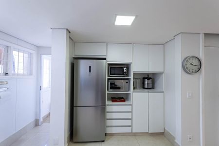 Casa à venda com 1832m², 4 quartos e 6 vagas Casa à venda com 1832m², 4 quartos e 6 vagasCozinha
