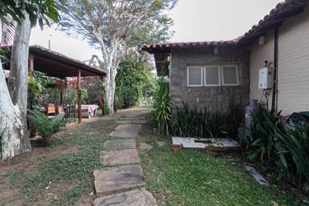 Casa à venda com 1832m², 4 quartos e 6 vagas Casa à venda com 1832m², 4 quartos e 6 vagasQuintal