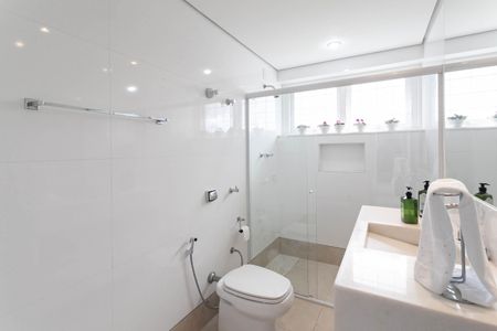 Casa à venda com 1832m², 4 quartos e 6 vagas Casa à venda com 1832m², 4 quartos e 6 vagasBanheiro social