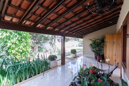 Casa à venda com 1832m², 4 quartos e 6 vagas Casa à venda com 1832m², 4 quartos e 6 vagasVaranda