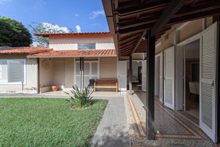 Casa à venda com 1832m², 4 quartos e 6 vagas Casa à venda com 1832m², 4 quartos e 6 vagasQuintal