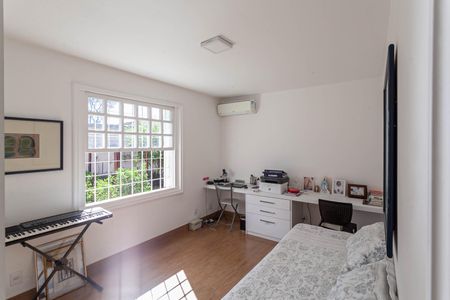 Casa à venda com 1832m², 4 quartos e 6 vagas Casa à venda com 1832m², 4 quartos e 6 vagasQuarto 2