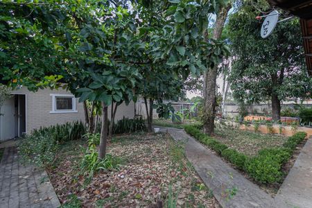 Casa à venda com 1832m², 4 quartos e 6 vagas Casa à venda com 1832m², 4 quartos e 6 vagasQuintal