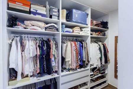 Casa à venda com 1832m², 4 quartos e 6 vagas Casa à venda com 1832m², 4 quartos e 6 vagasCloset da suíte