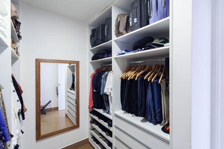 Casa à venda com 1832m², 4 quartos e 6 vagas Casa à venda com 1832m², 4 quartos e 6 vagasCloset da suíte