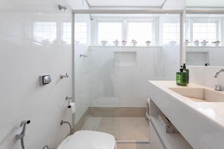 Casa à venda com 1832m², 4 quartos e 6 vagas Casa à venda com 1832m², 4 quartos e 6 vagasBanheiro social