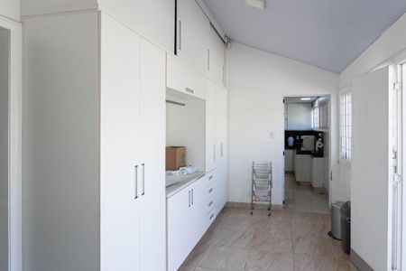 Casa à venda com 1832m², 4 quartos e 6 vagas Casa à venda com 1832m², 4 quartos e 6 vagasÁrea de serviço
