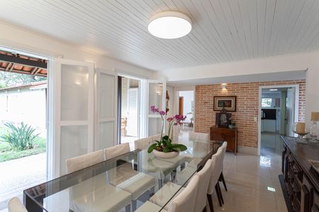 Casa à venda com 1832m², 4 quartos e 6 vagas Casa à venda com 1832m², 4 quartos e 6 vagasSala de jantar