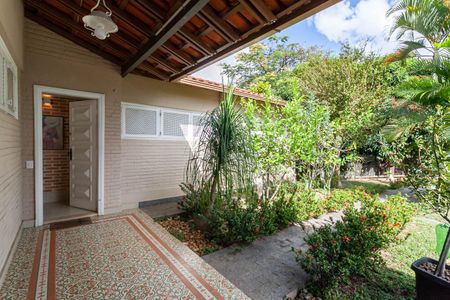 Casa à venda com 1832m², 4 quartos e 6 vagas Casa à venda com 1832m², 4 quartos e 6 vagasQuintal