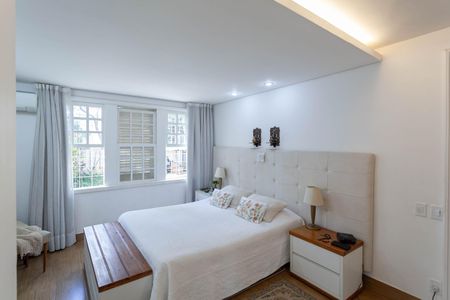 Casa à venda com 1832m², 4 quartos e 6 vagas Casa à venda com 1832m², 4 quartos e 6 vagasSuíte