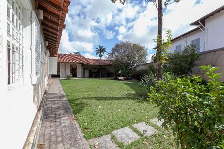 Casa à venda com 1832m², 4 quartos e 6 vagas Casa à venda com 1832m², 4 quartos e 6 vagasQuintal