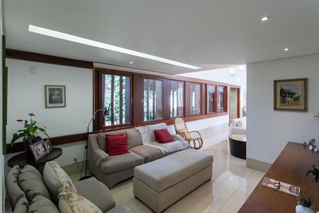 Casa à venda com 1832m², 4 quartos e 6 vagas Casa à venda com 1832m², 4 quartos e 6 vagasSala 2