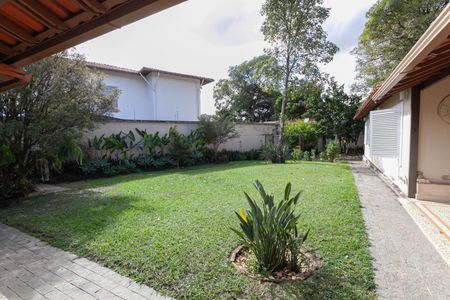 Casa à venda com 1832m², 4 quartos e 6 vagas Casa à venda com 1832m², 4 quartos e 6 vagasQuintal
