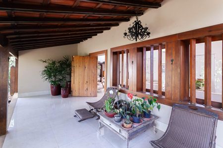 Casa à venda com 1832m², 4 quartos e 6 vagas Casa à venda com 1832m², 4 quartos e 6 vagasVaranda