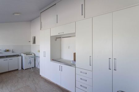 Casa à venda com 1832m², 4 quartos e 6 vagas Casa à venda com 1832m², 4 quartos e 6 vagasÁrea de serviço