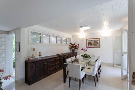 Casa à venda com 1832m², 4 quartos e 6 vagas Casa à venda com 1832m², 4 quartos e 6 vagasSala de jantar