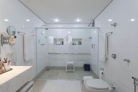 Casa à venda com 1832m², 4 quartos e 6 vagas Casa à venda com 1832m², 4 quartos e 6 vagasBanheiro da suíte