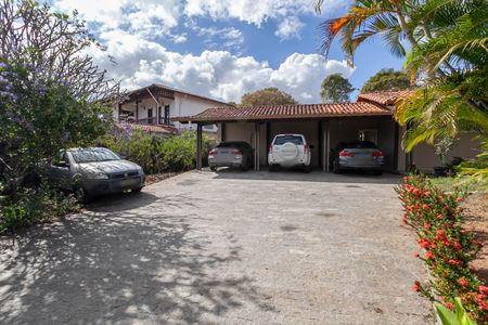Casa à venda com 1832m², 4 quartos e 6 vagas Casa à venda com 1832m², 4 quartos e 6 vagasGaragem