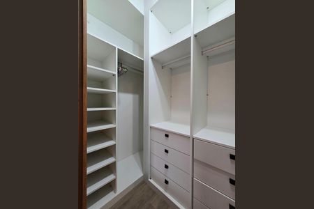 Closet da suíte de apartamento para alugar com 1 quarto, 49m² em Indianópolis, São Paulo