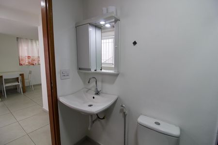Banheiro de kitnet/studio para alugar com 1 quarto, 70m² em Jardim Odete, São Paulo