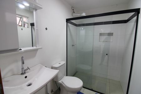 Banheiro de kitnet/studio para alugar com 1 quarto, 70m² em Jardim Odete, São Paulo