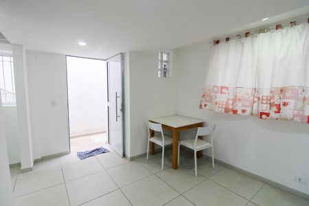 Sala/Cozinha de kitnet/studio para alugar com 1 quarto, 70m² em Jardim Odete, São Paulo