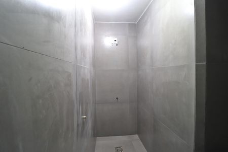 Banheiro de kitnet/studio para alugar com 1 quarto, 80m² em Centro, Uberlândia