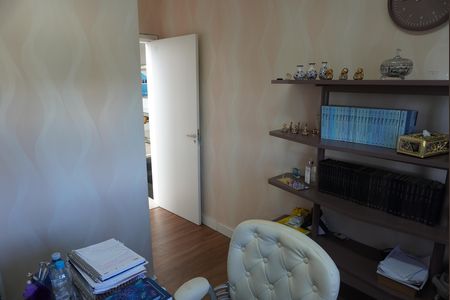 Casa de condomínio à venda com 480m², 4 quartos e 6 vagasEscritório