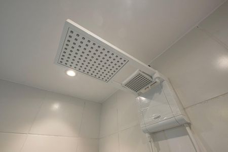 Banheiro de kitnet/studio para alugar com 1 quarto, 25m² em Pinheiros, São Paulo