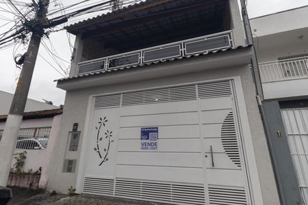 Casa à venda com 200m², 3 quartos e 2 vagas Casa à venda com 200m², 3 quartos e 2 vagasFachada