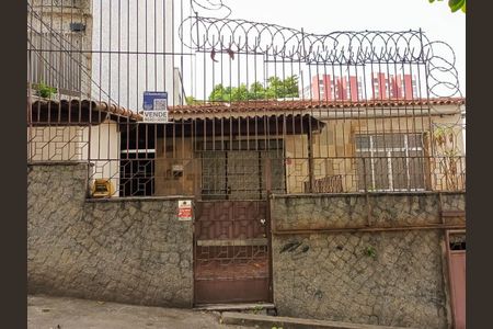 Casa à venda com 175m², 4 quartos e 2 vagas Casa à venda com 175m², 4 quartos e 2 vagasFachada