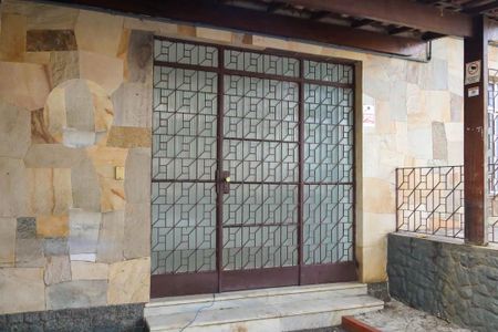 Casa à venda com 175m², 4 quartos e 2 vagas Casa à venda com 175m², 4 quartos e 2 vagasFrente da Casa