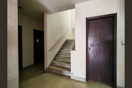 Apartamento para alugar com 95m², 3 quartos e sem vaga Apartamento para alugar com 95m², 3 quartos e sem vagaEscada