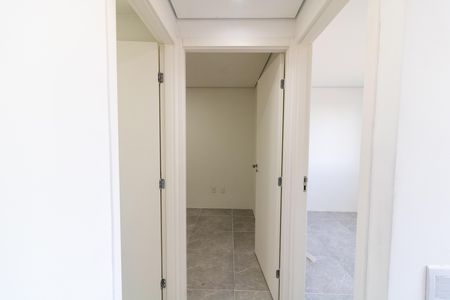 Corredor de apartamento para alugar com 2 quartos, 42m² em Cavalhada, Porto Alegre