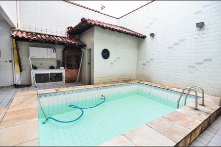 Casa à venda com 418m², 4 quartos e 2 vagas Casa à venda com 418m², 4 quartos e 2 vagasPiscina e Churrasqueira