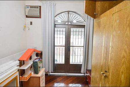 Casa à venda com 418m², 4 quartos e 2 vagas Casa à venda com 418m², 4 quartos e 2 vagasQuarto 2