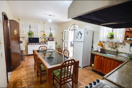 Casa à venda com 418m², 4 quartos e 2 vagas Casa à venda com 418m², 4 quartos e 2 vagasCozinha