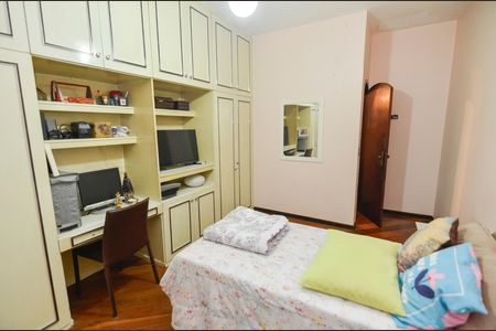 Casa à venda com 418m², 4 quartos e 2 vagas Casa à venda com 418m², 4 quartos e 2 vagasQuarto 1