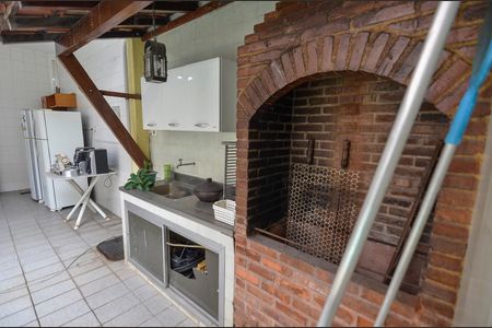 Casa à venda com 418m², 4 quartos e 2 vagas Casa à venda com 418m², 4 quartos e 2 vagasPiscina e Churrasqueira