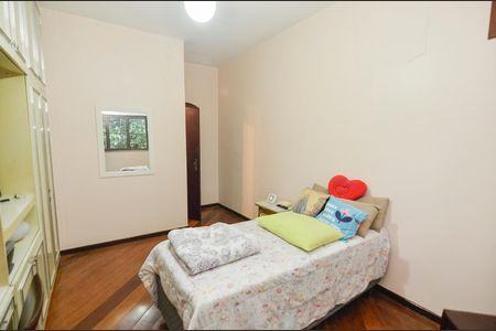 Casa à venda com 418m², 4 quartos e 2 vagas Casa à venda com 418m², 4 quartos e 2 vagasQuarto 1
