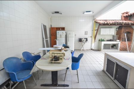 Casa à venda com 418m², 4 quartos e 2 vagas Casa à venda com 418m², 4 quartos e 2 vagasPiscina e Churrasqueira