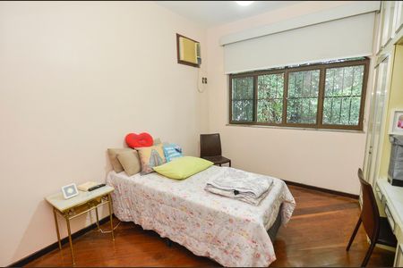 Casa à venda com 418m², 4 quartos e 2 vagas Casa à venda com 418m², 4 quartos e 2 vagasQuarto 1