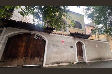 Casa à venda com 418m², 4 quartos e 2 vagas Casa à venda com 418m², 4 quartos e 2 vagasFachada