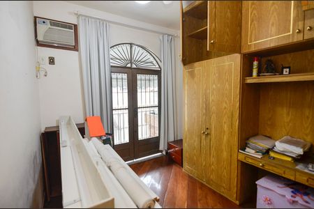 Casa à venda com 418m², 4 quartos e 2 vagas Casa à venda com 418m², 4 quartos e 2 vagasQuarto 2