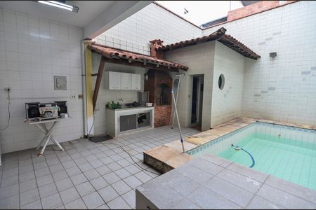 Casa à venda com 418m², 4 quartos e 2 vagas Casa à venda com 418m², 4 quartos e 2 vagasPiscina e Churrasqueira