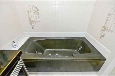 Casa à venda com 418m², 4 quartos e 2 vagas Casa à venda com 418m², 4 quartos e 2 vagasBanheiro da Suíte