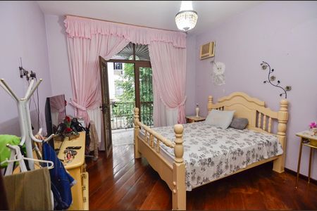Casa à venda com 418m², 4 quartos e 2 vagas Casa à venda com 418m², 4 quartos e 2 vagasSuíte